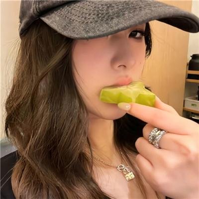 窗中女孩